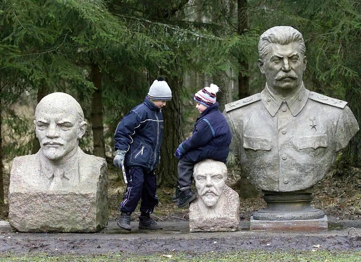 А в Москве все строят, не смотря ни на что.</p>
<p>Массовый снос хрущевок