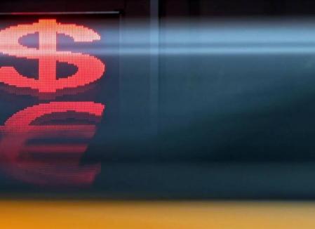Банк России возобновил возможность для финорганизаций продавать наличную валюту гражданам